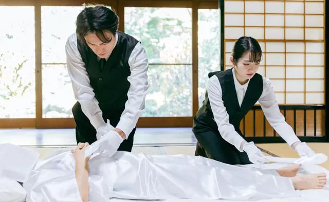 ご自宅で故人様にお身体の保全処理を施し、2人のスタッフで安置している様子