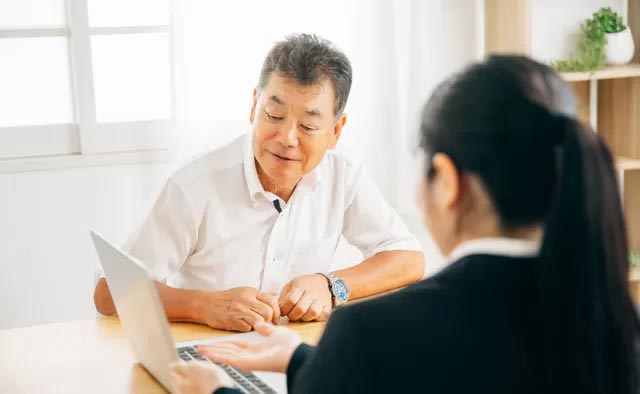 家族葬の四季風の担当プランナーと喪主が葬儀の日程や斎場、予算を決めるための打ち合わせをしている様子。