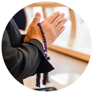 法事で故人を偲んでお焼香をする参列者の手元