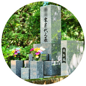 緑豊かな霊園の全景と整然と並んだ墓石の風景